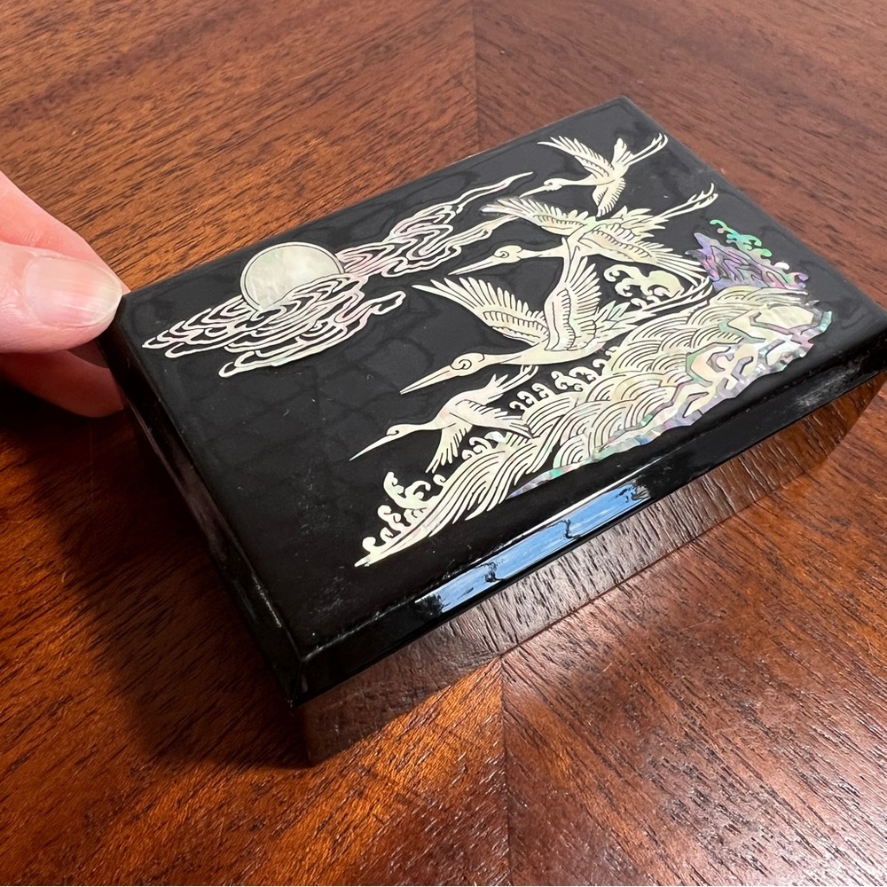 Black Box with Crane Inlay Design